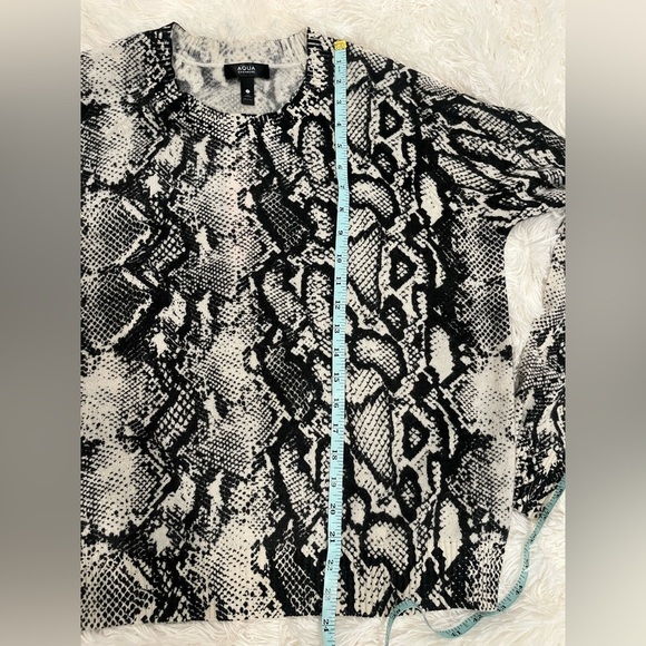 Aqua 100% Cashmere Snakeskin Print Crewneck Sweater Size Medium NWT - Picture 9 of 10